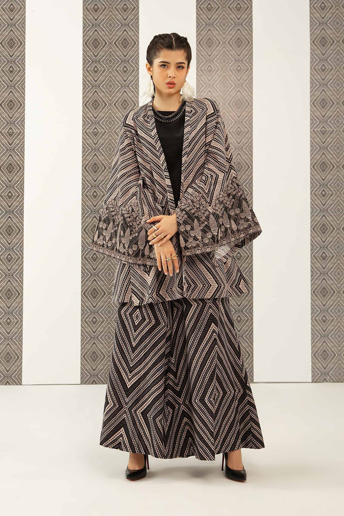 Monochrome Elegance: 3-Piece-Khaddar Suit in Black and White