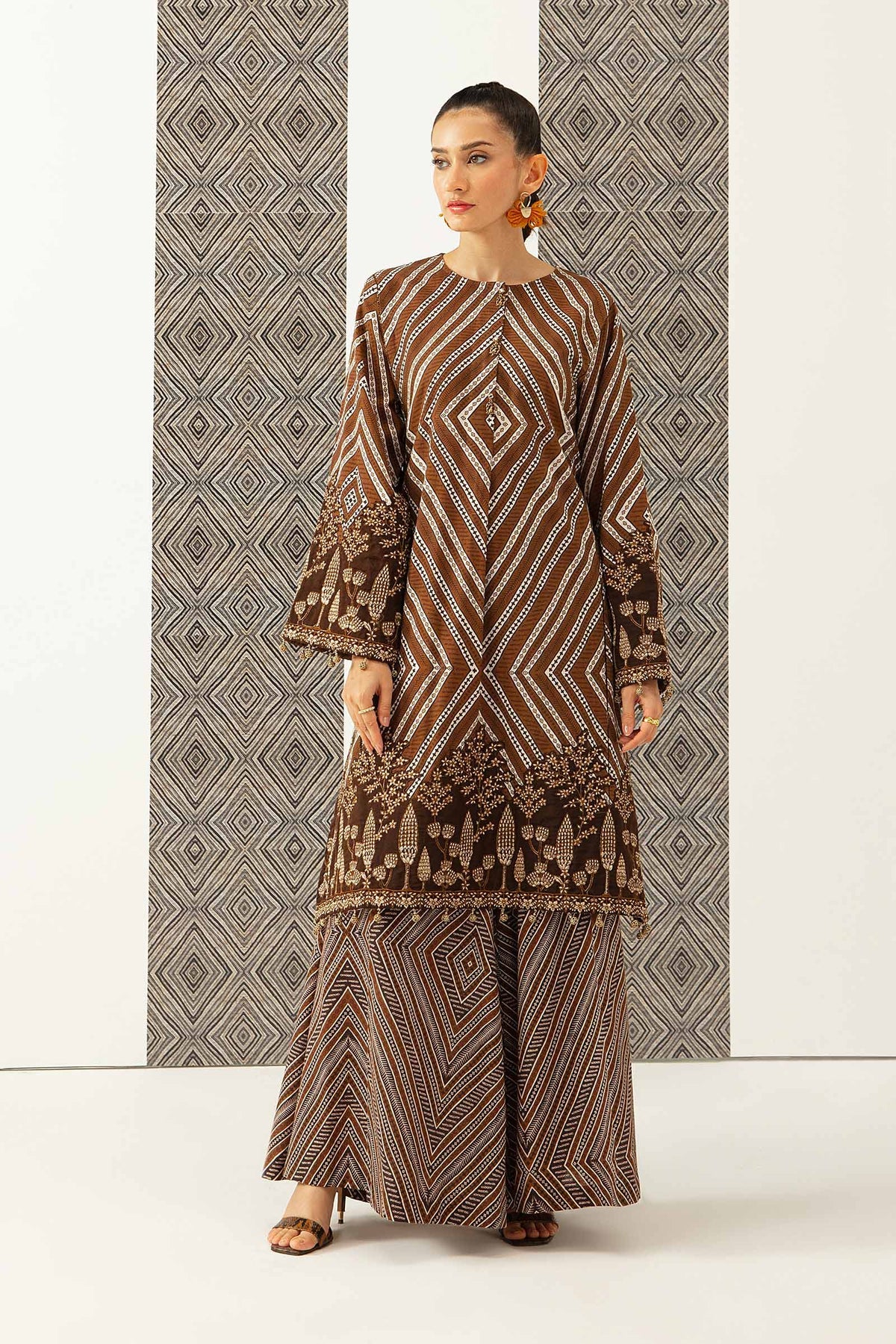 Earthy Elegance: 3-Piece- Khaddar Suit in Brown and White